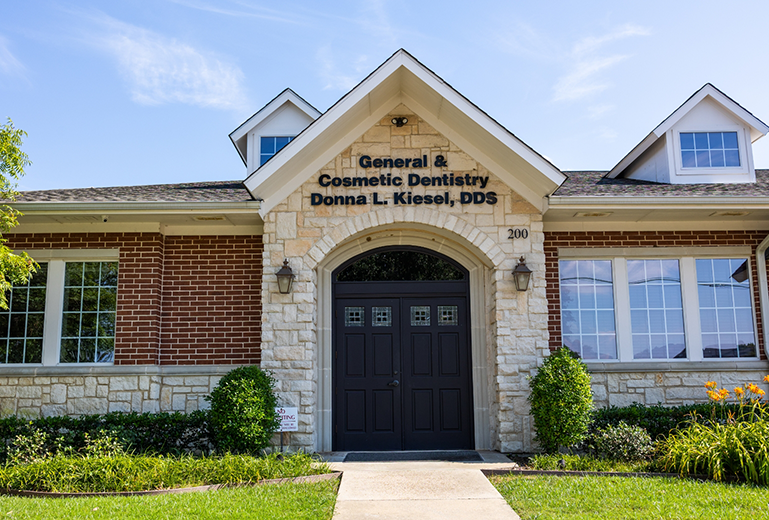 Outside shot of Dr Kiesels Coppell dental practice